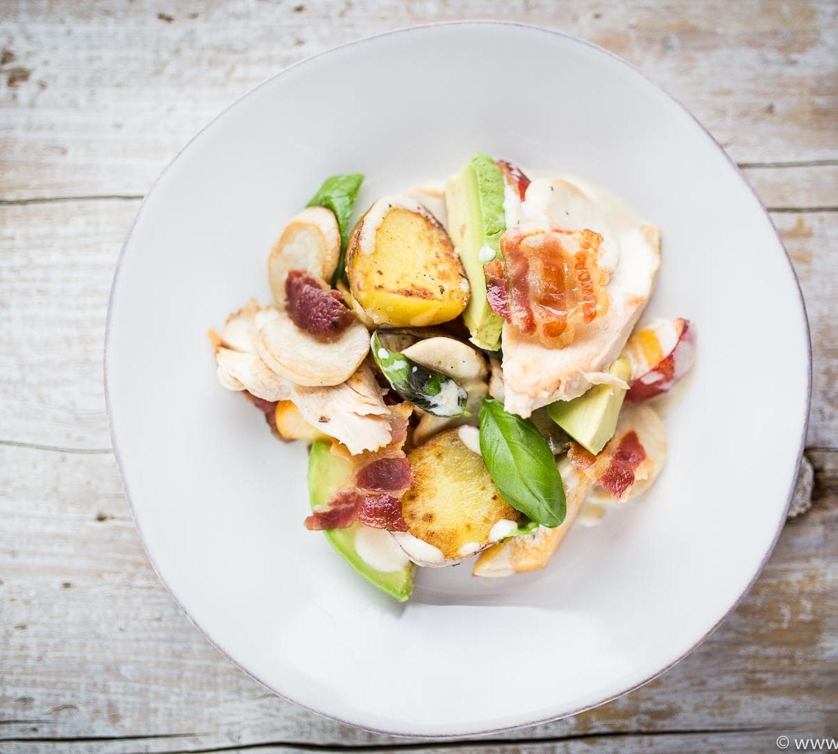 Hähnchensalat mit Kartoffeln, Avocado, Kräuterseitlingen, Bacon & Nektarinen