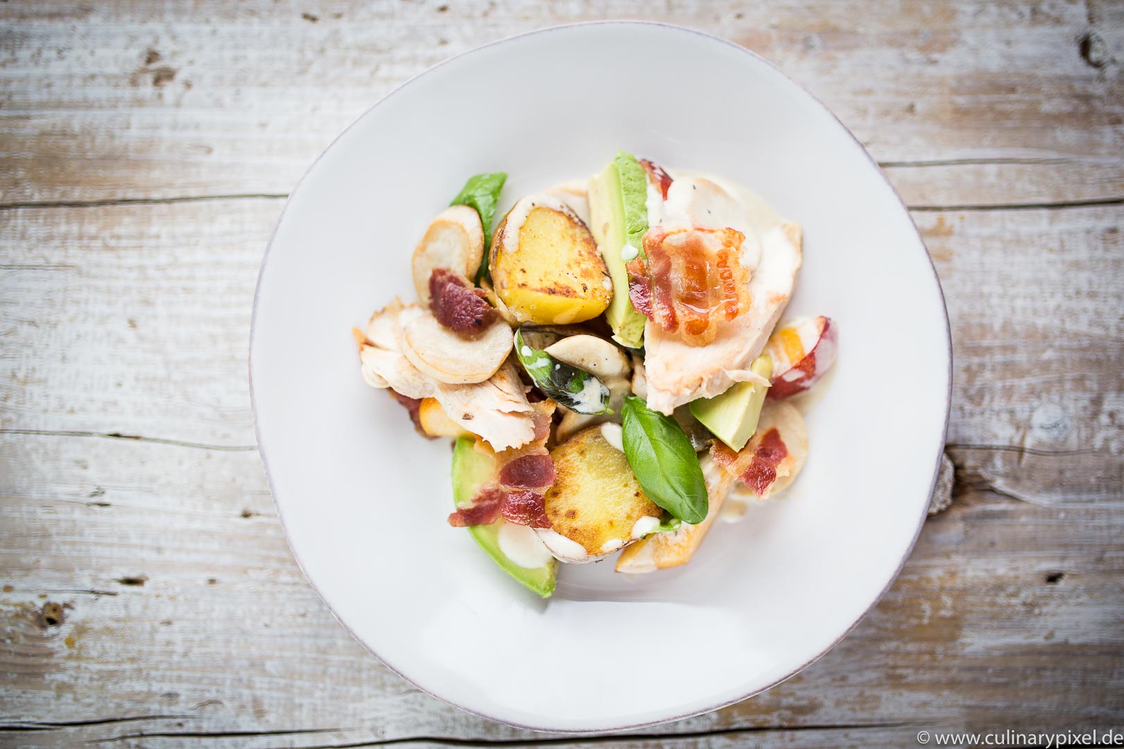 Hähnchensalat mit Kartoffeln, Avocado, Kräuterseitlingen, Bacon & Nektarinen