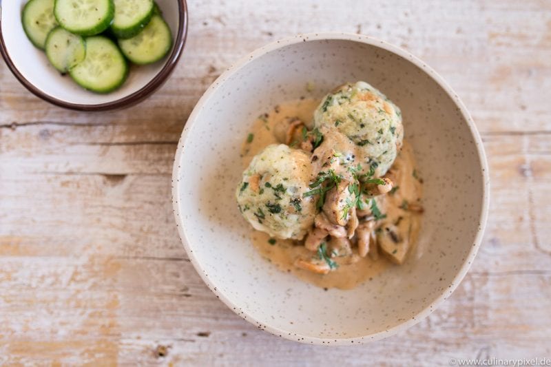 Rahmschammerl mit Spinatknödeln und Gurkensalat