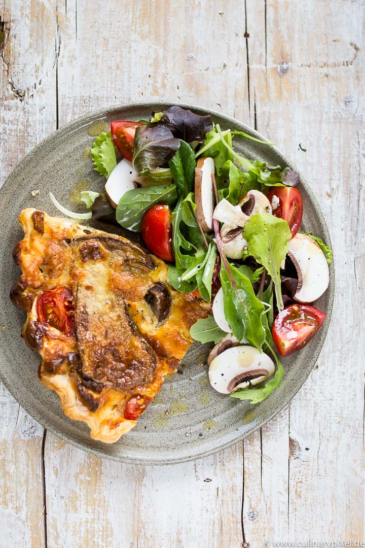 Pilztarte mit Champignons, Steinpilzen und Wildkräutersalat mit Cocktailtomaten