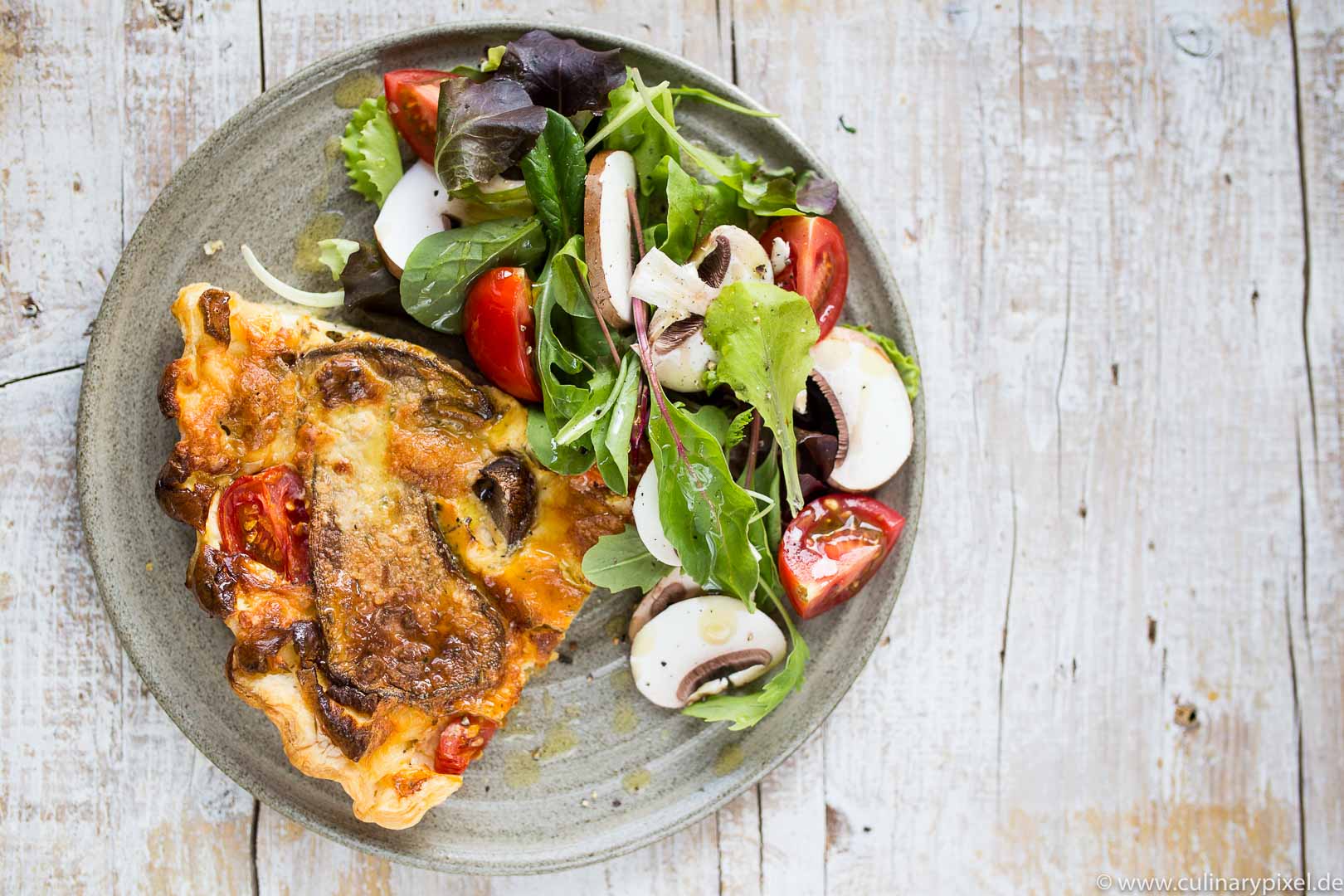 Pilztarte mit Champignons, Steinpilzen und Wildkräutersalat mit Cocktailtomaten