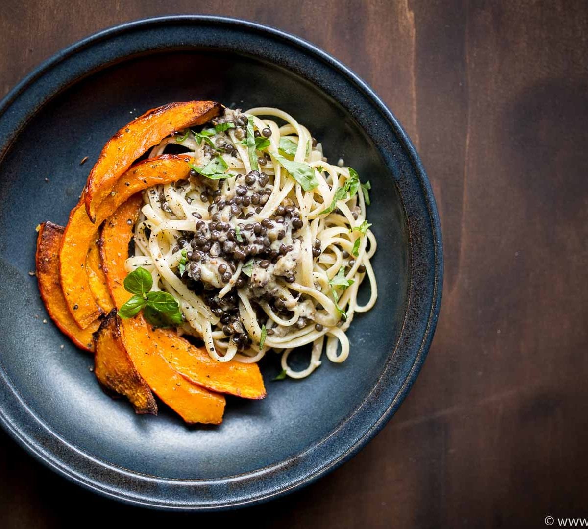 Linguine mit Kürbis, Belugalinsen und Auberginenkaviar