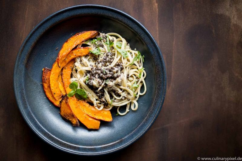 Linguine mit Kürbis, Belugalinsen und Auberginenkaviar