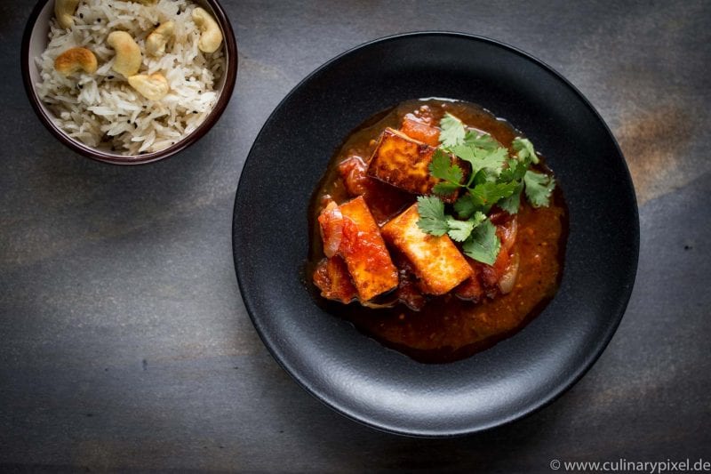 Paneer mit Tomatensauce und Cashew-Reis