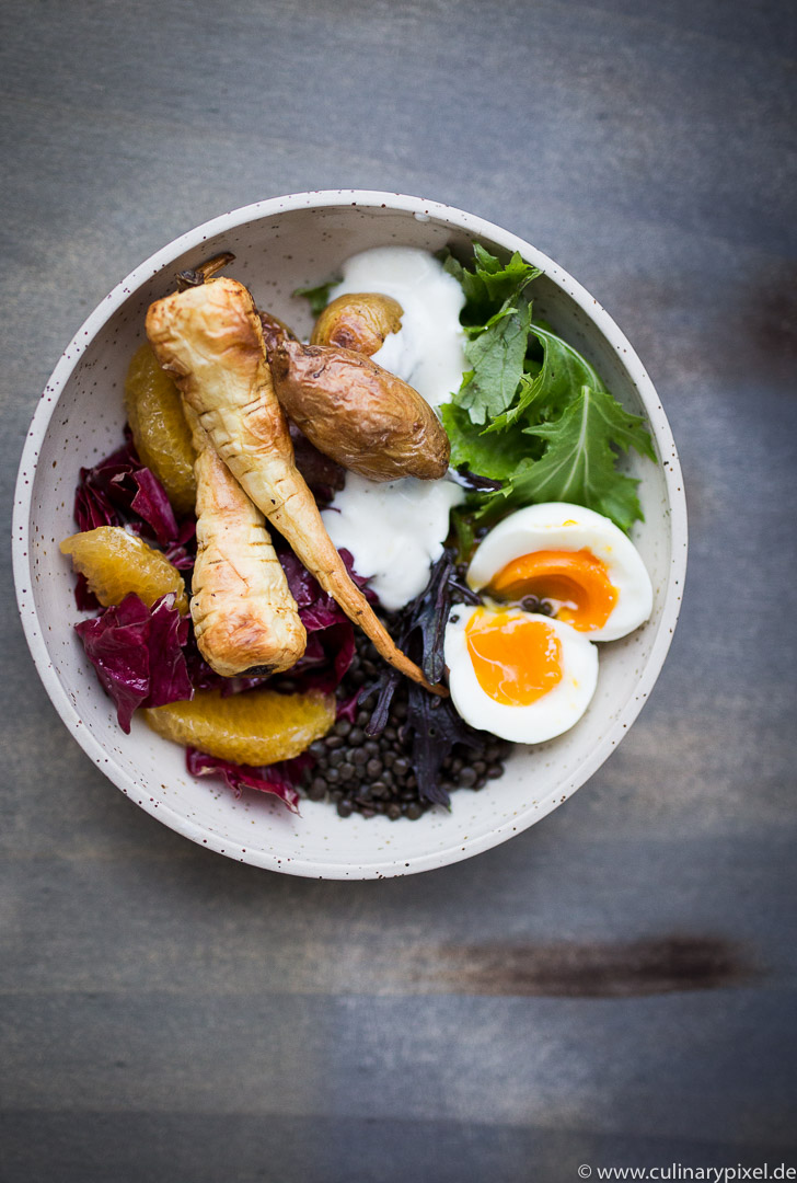 Buddha Bowl mit Pastinaken, Radicchio, Belugalisen und Ei