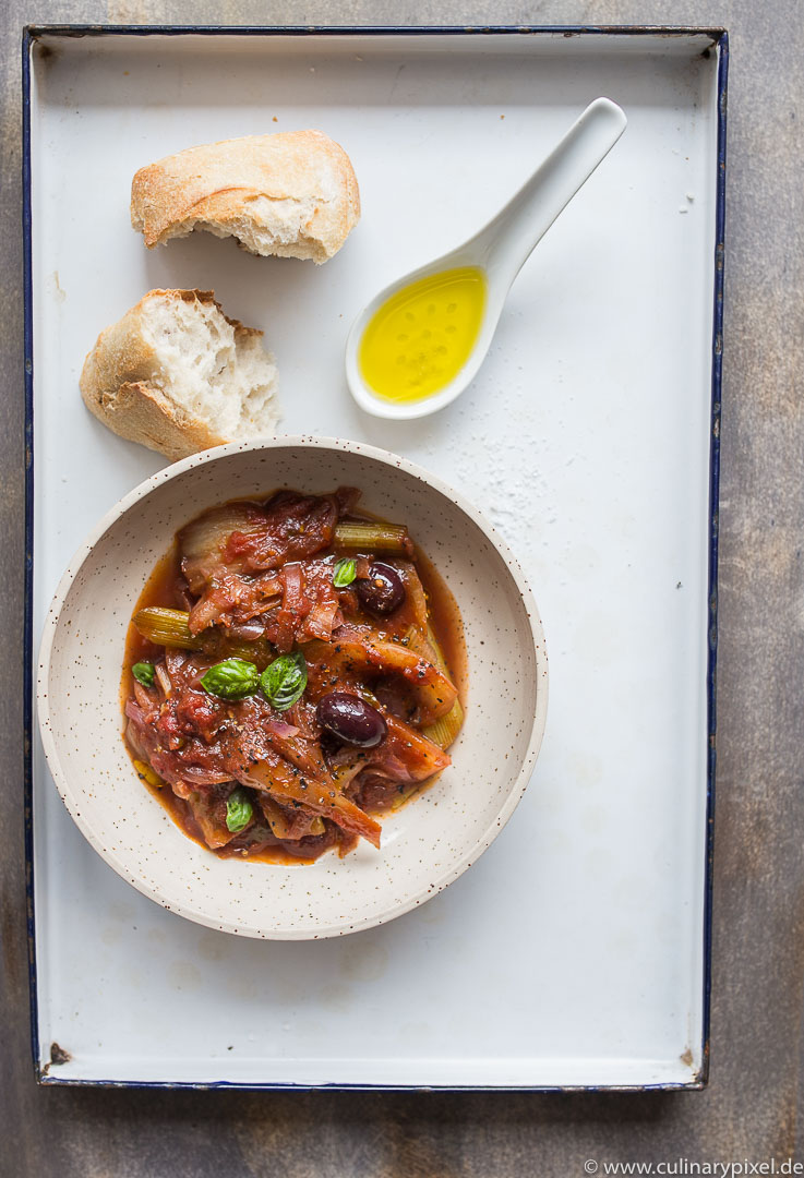 Italienisch geschmorter Fenchel mit Sardellen, roten Zwiebeln, Tomaten, Oliven und Basilikum