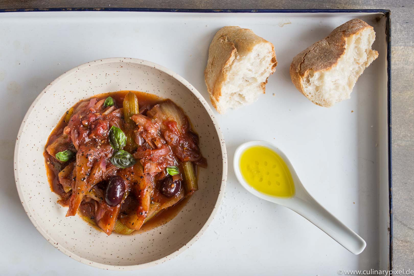 Italienisch geschmorter Fenchel mit Sardellen, roten Zwiebeln, Tomaten, Oliven und Basilikum