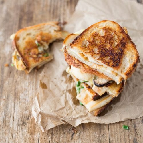 Gegrilltes Käse-Sandwich mit Kräuterseitlingen und Käse von Neil's Yard Dairy