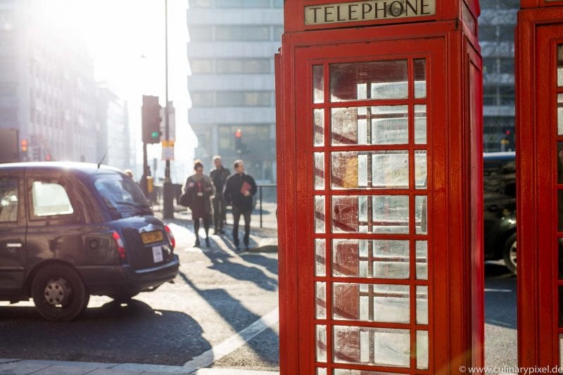 Telefonzelle und Taxi in London