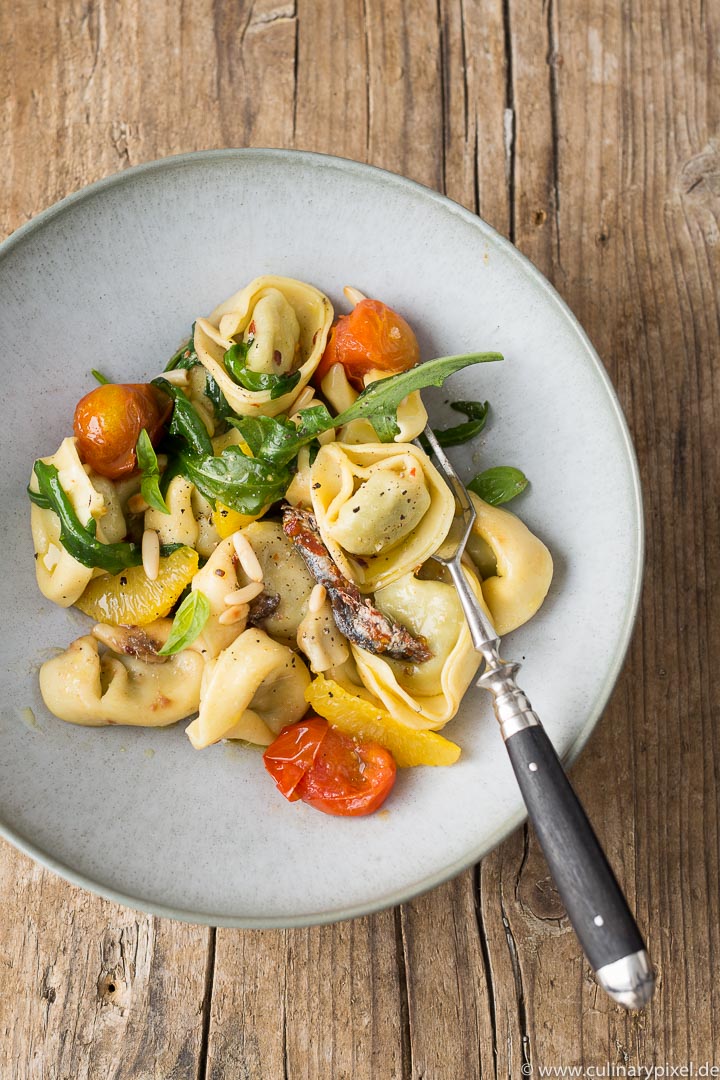 Tortelloni Spinat &amp; Ricotta mit Sardellen, Orangenfilets, Tomaten &amp; Rucola