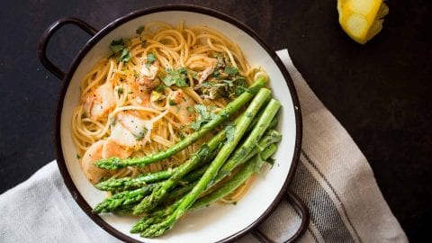 Grüner Spargel aus der Pfanne mit Kimchi-Spaghetti