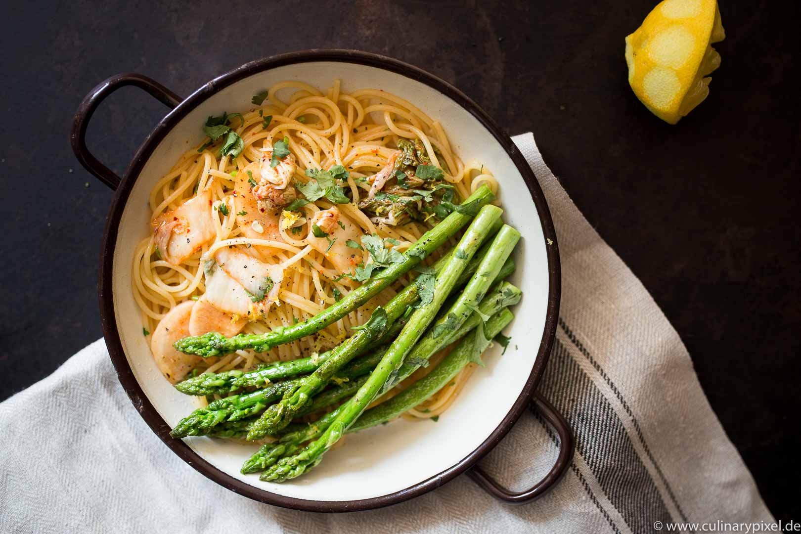 Grüner Spargel aus der Pfanne mit Kimchi-Spaghetti