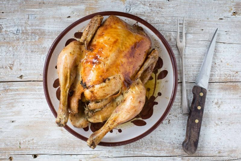 Einfaches Brathähnchen mit Butter, Kräutern und Zitrone