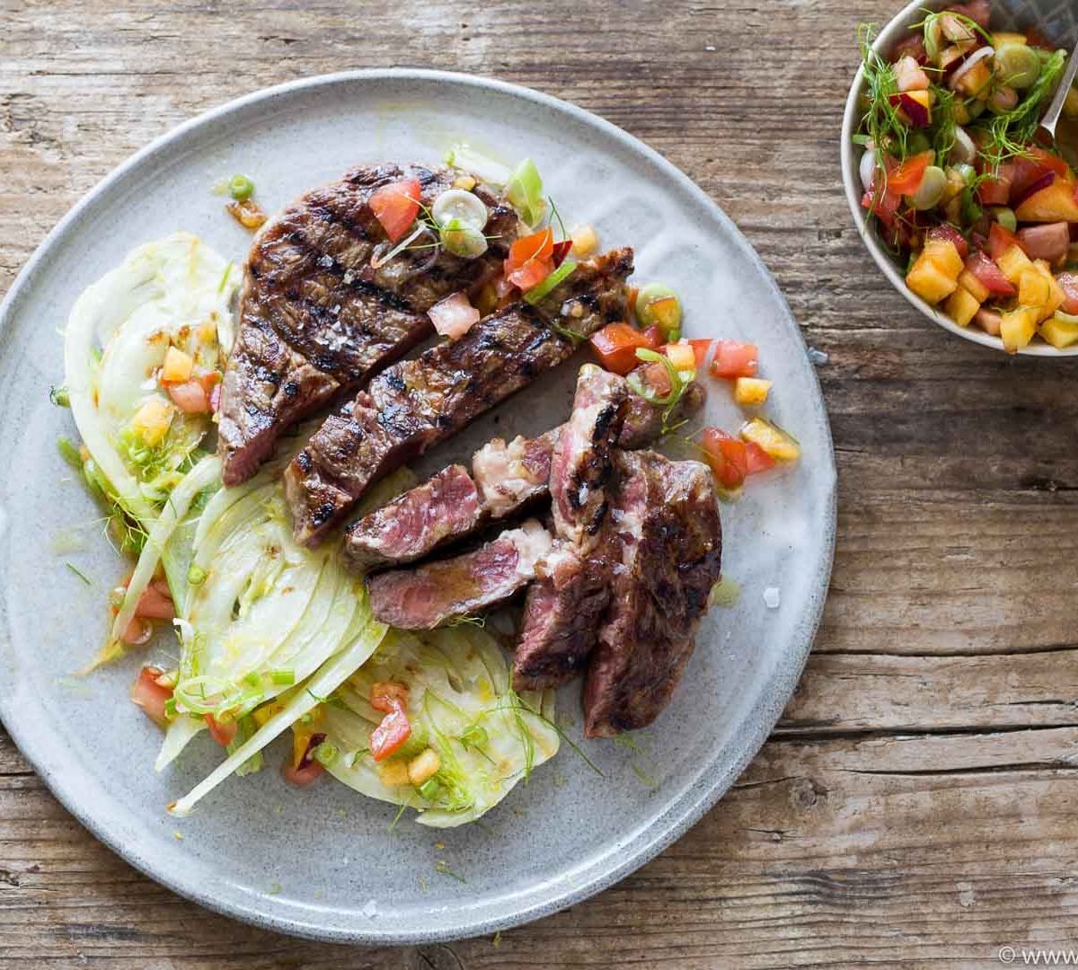 Rib Eye Steak vom Grill, Fenchel, Salsa