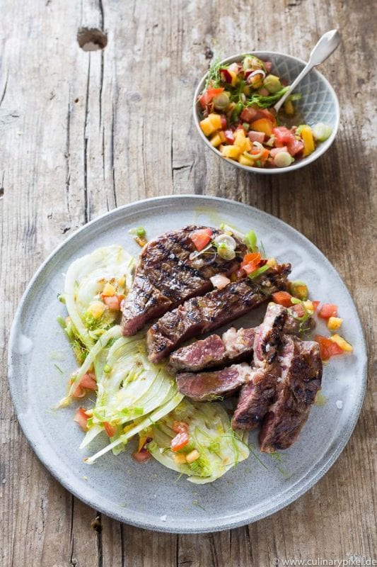 Rezept für gegrilltes Rib Eye Steak mit TomatenNektarinenSalsa