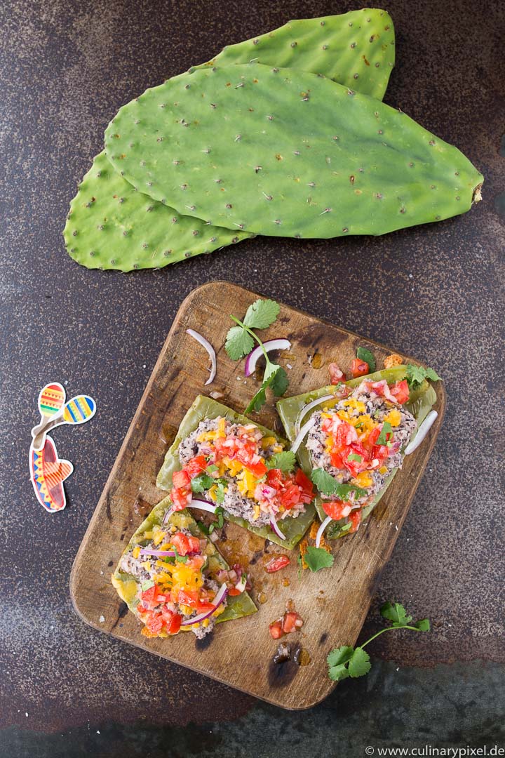 Frische Kaktusblätter mit schwarzem Bohnenmus und Tomaten-Salsa aus 100 Gerichte, die du gekocht haben musst, bevor du den Löffel abgibst