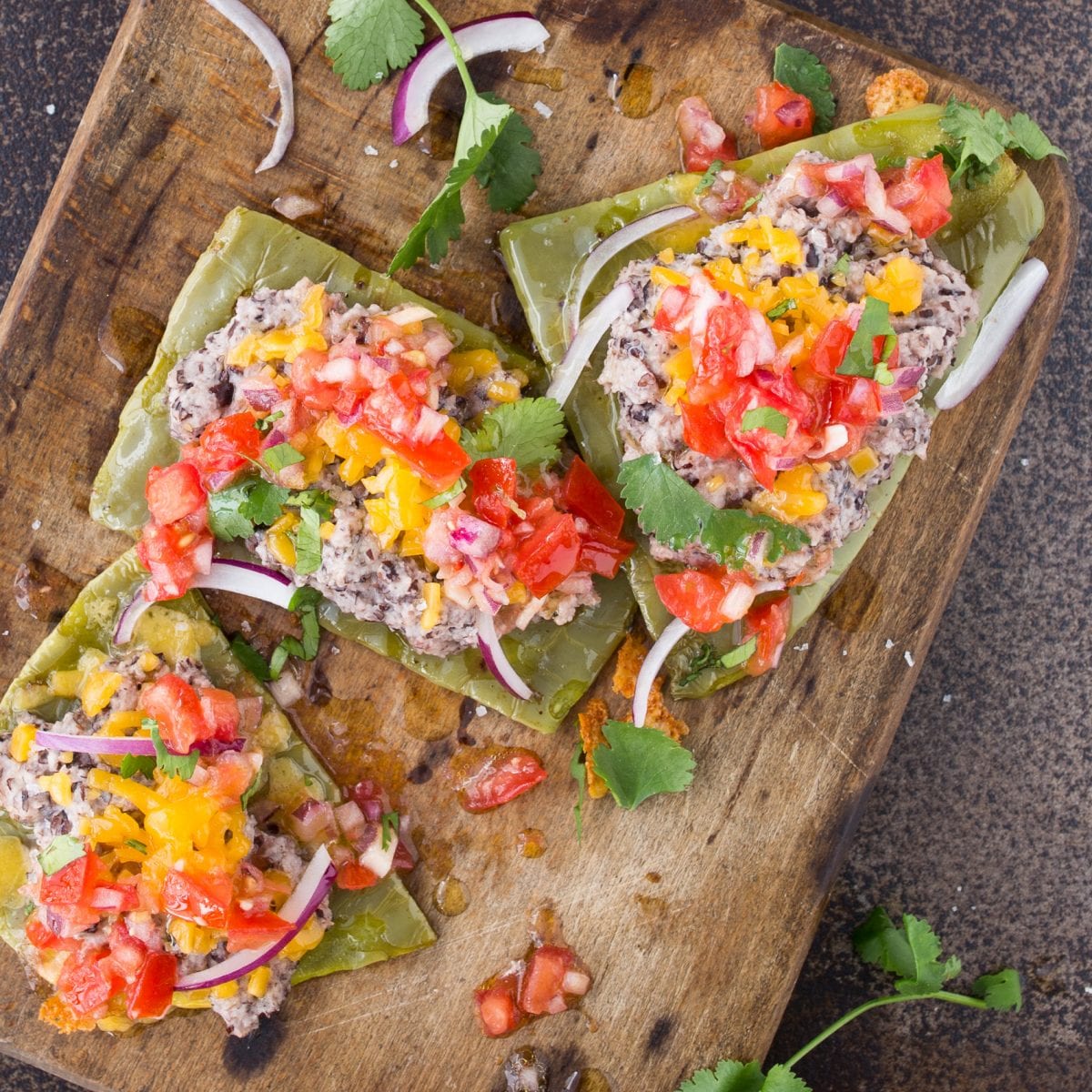 Frische Kaktusblätter Nopales mit schwarzem Bohnenmus und Tomaten-Salsa