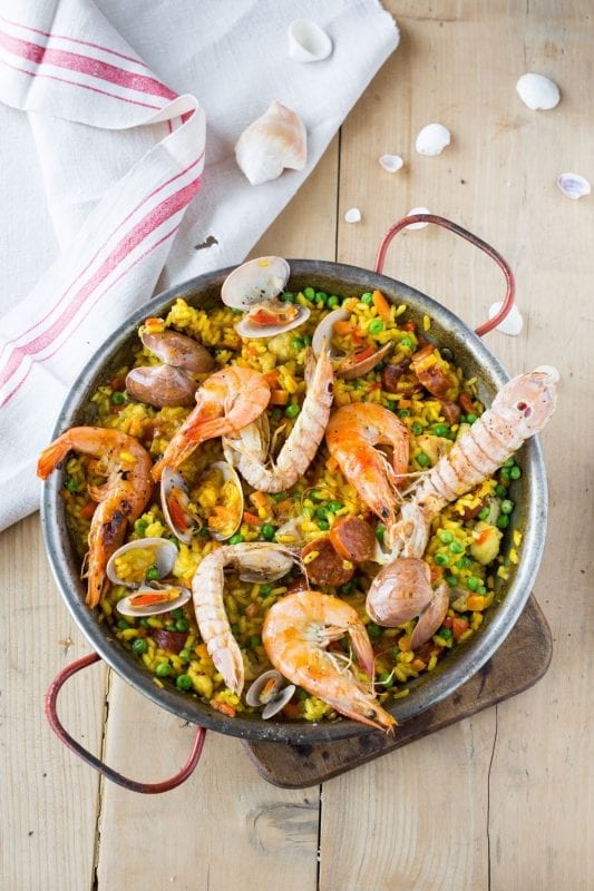 Paella Rezept aus "100 Gerichte, die du gekocht haben musst, bevor du den Löffel abgibst"