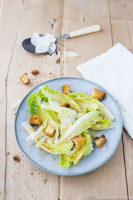 Ceasar Salad aus "100 Gerichte, die du gekocht haben musst, bevor du den Löffel abgibst"