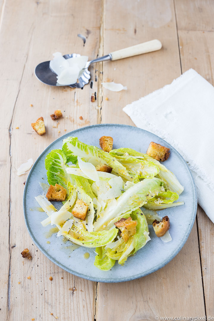 Ceasar Salad aus "100 Gerichte, die du gekocht haben musst, bevor du den Löffel abgibst"