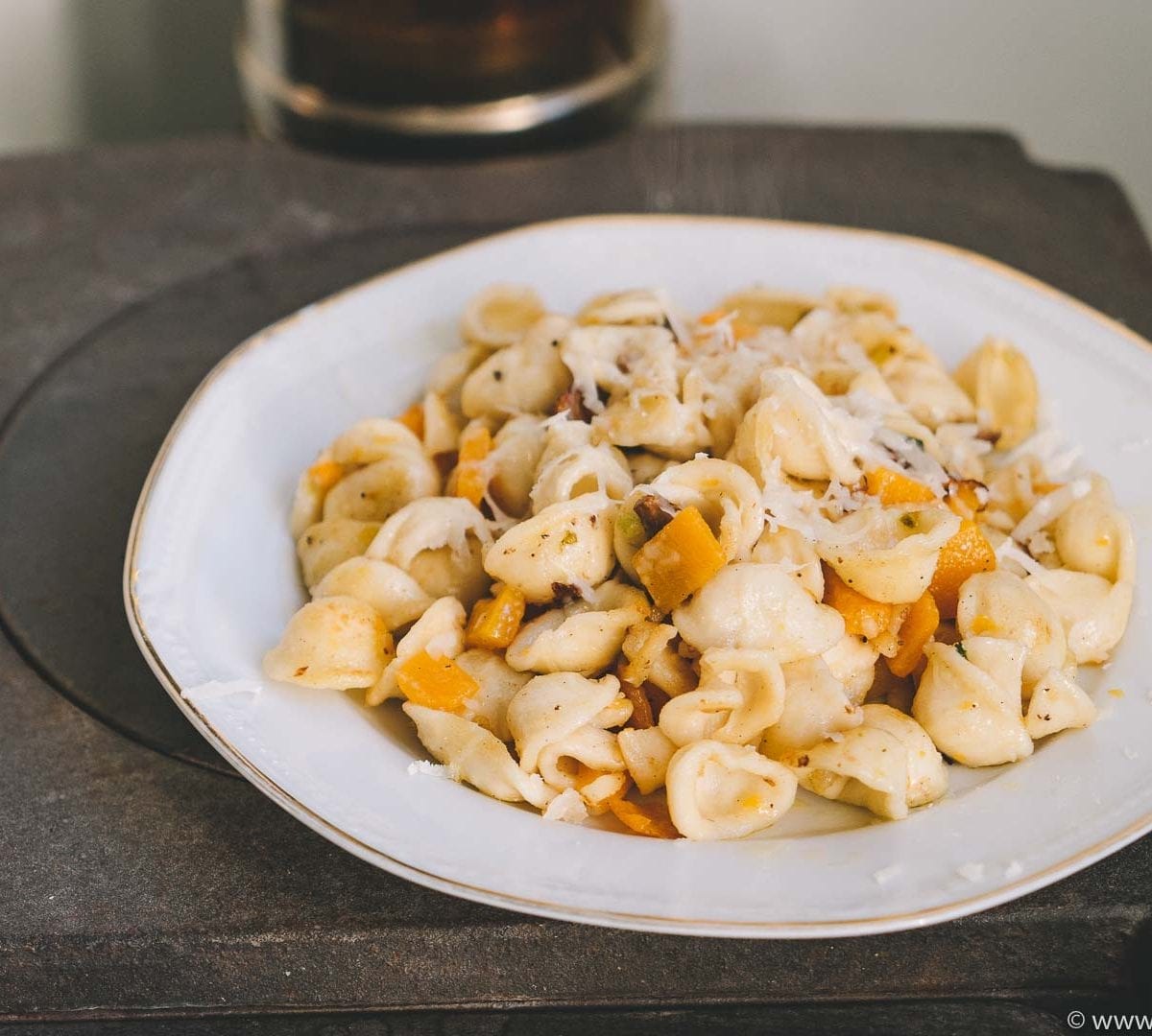 Pasta mit Butternutkürbis, Pfifferlingen & Tropea-Zwiebel