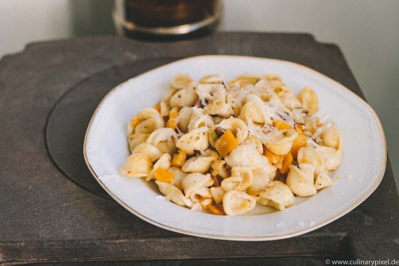 Pasta mit Butternutkürbis, Pfifferlingen & Tropea-Zwiebel