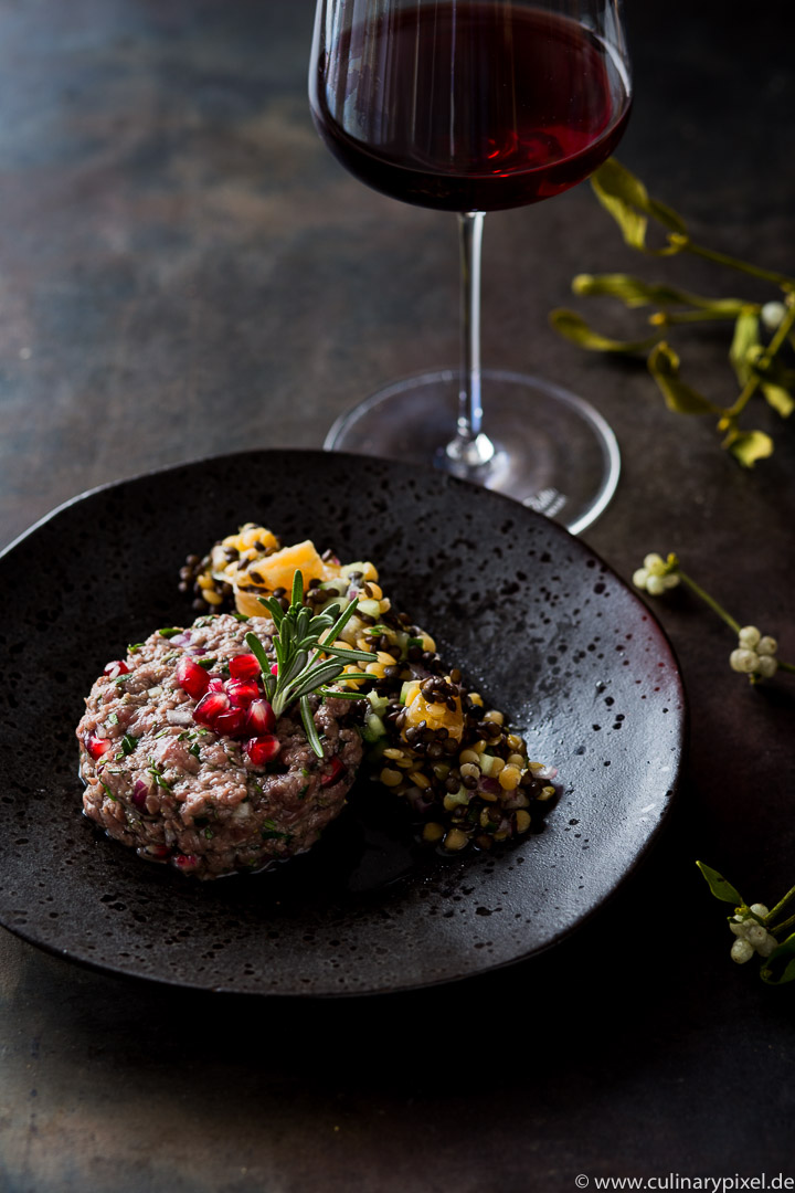 Hirschtatar aus der Keule mit Granatapfel und buntem Linsensalat zum Pinot Noir aus Neuseeland, Weihnachtsmenü Vorspeise