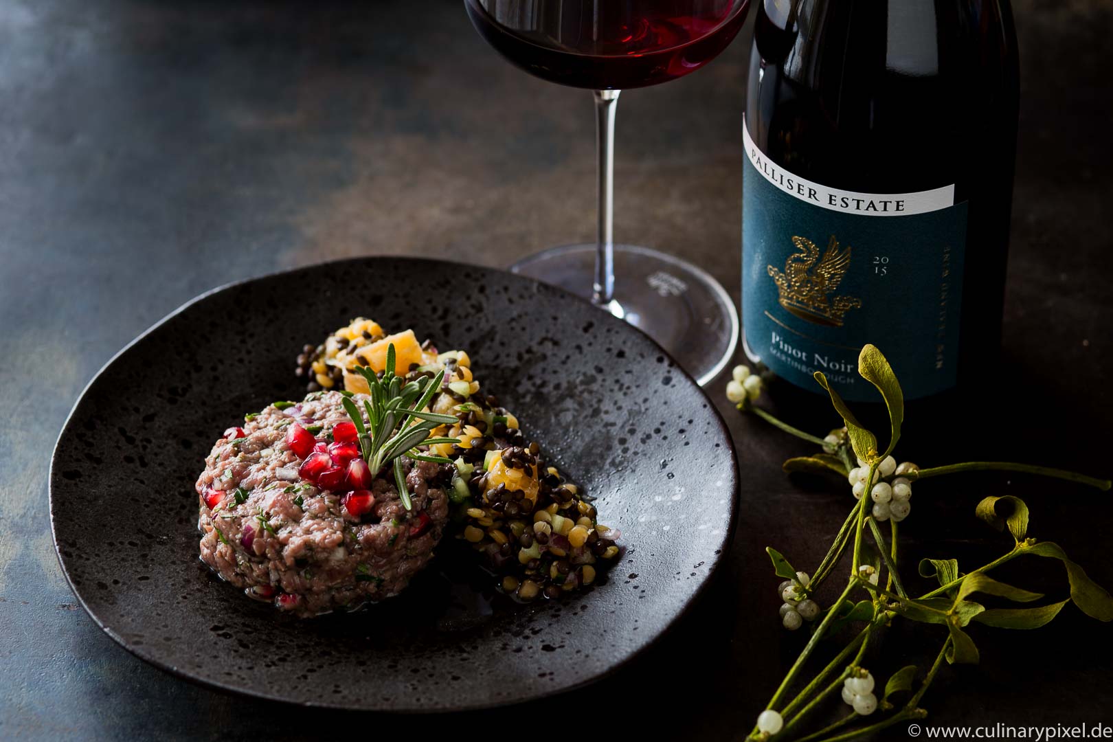 Hirschtatar aus der Keule mit Granatapfel und buntem Linsensalat zum Pinot Noir aus Neuseeland, Weihnachtsmenü Vorspeise