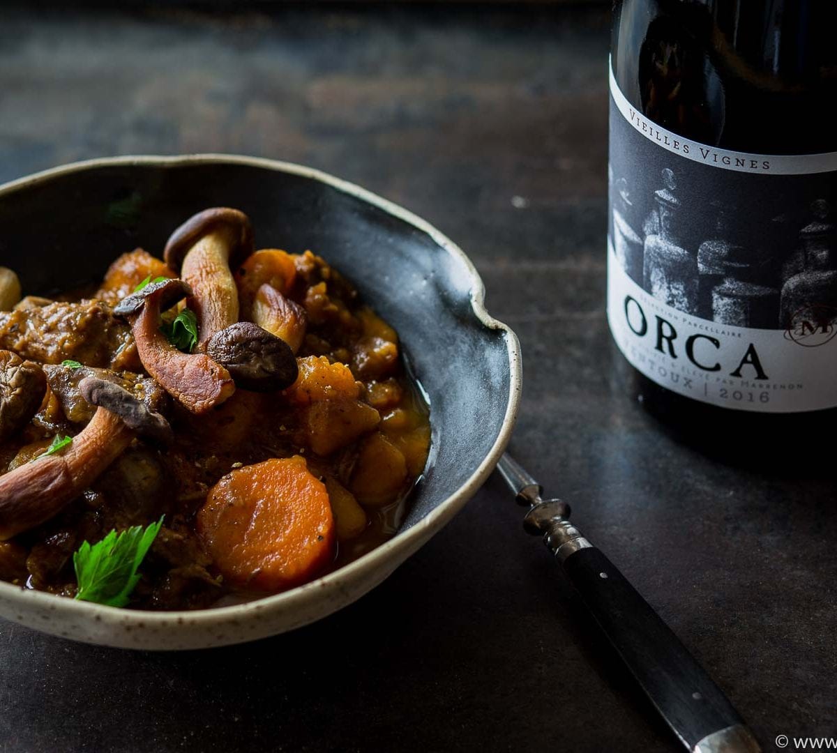 Winterliches Rinderragout mit Kürbis, Karotten und Pilzen, Cuvée Orca Ventoux