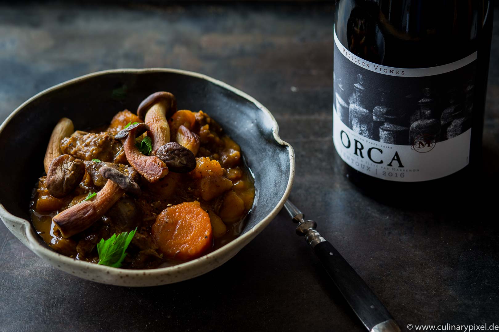 Winterliches Rinderragout mit Kürbis, Karotten und Pilzen, Cuvée Orca Ventoux