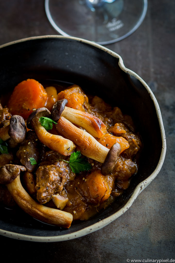 Winterliches Rinderragout mit Kürbis, Karotten und Pilzen, Cuvée Orca Ventoux