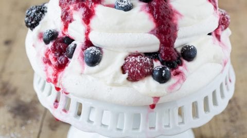 Pavlova aus "100 Gerichte, die du gekocht haben musst, bevor du den Löffel abgibst" von Annette Sandner