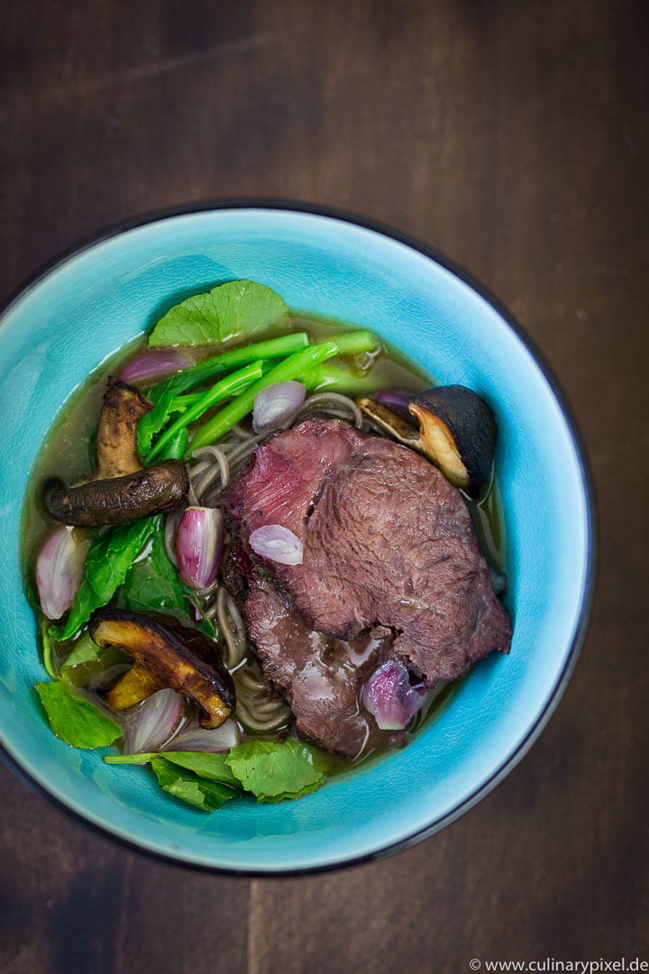 Wagyu-Backen Sous Vide mit asiatischer Soba-Nudel-Suppe