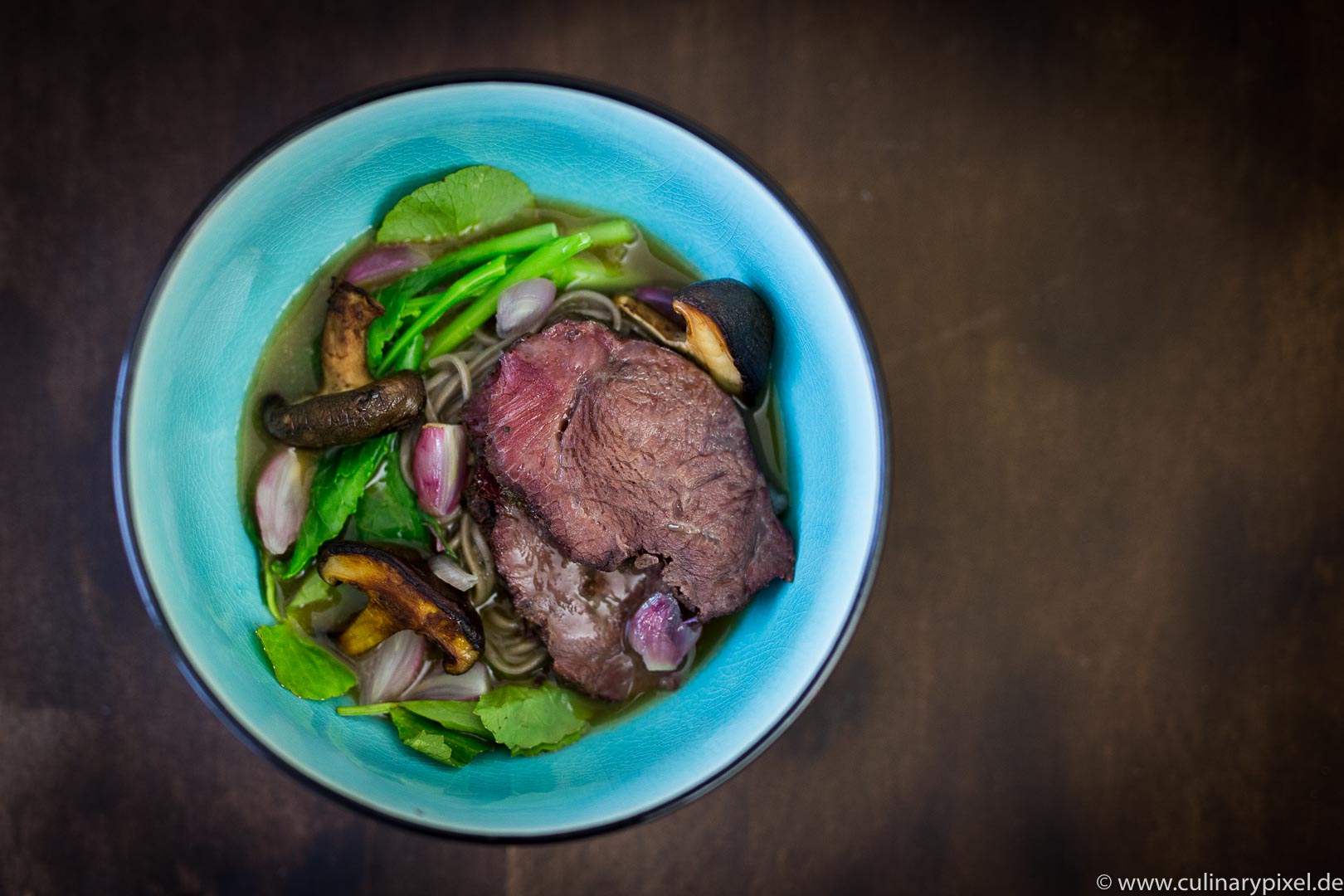 Wagyu-Backen Sous Vide mit asiatischer Soba-Nudel-Suppe