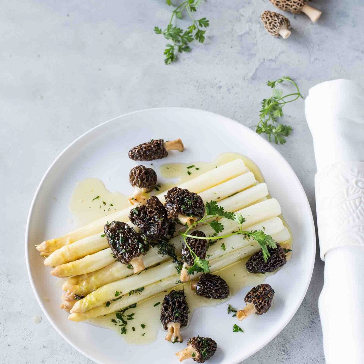 Spargel mit Morcheln: Weißer Spargel mit frischen Morcheln, Nussbutter und Kerbel