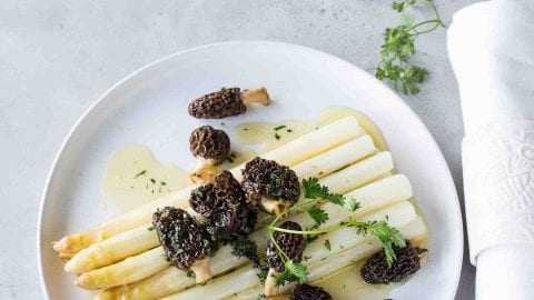 Spargel mit Morcheln: Weißer Spargel mit frischen Morcheln, Nussbutter und Kerbel