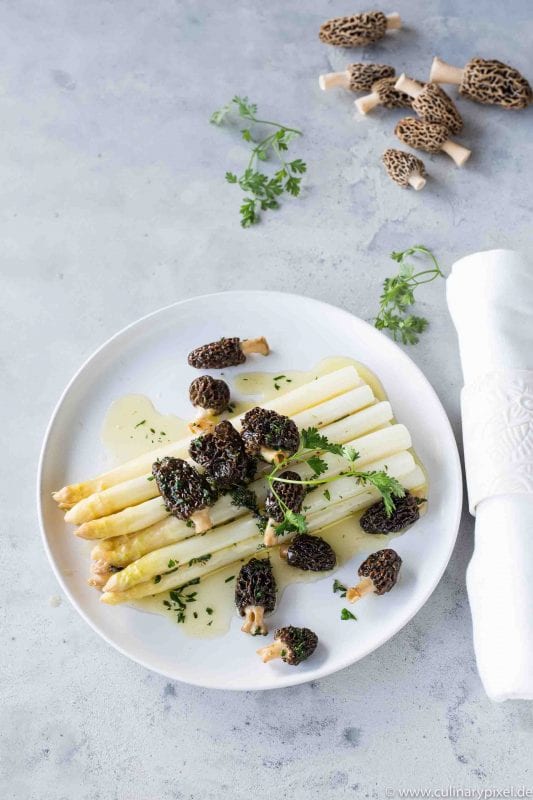 Spargel mit Morcheln: Weißer Spargel mit frischen Morcheln, Nussbutter und Kerbel