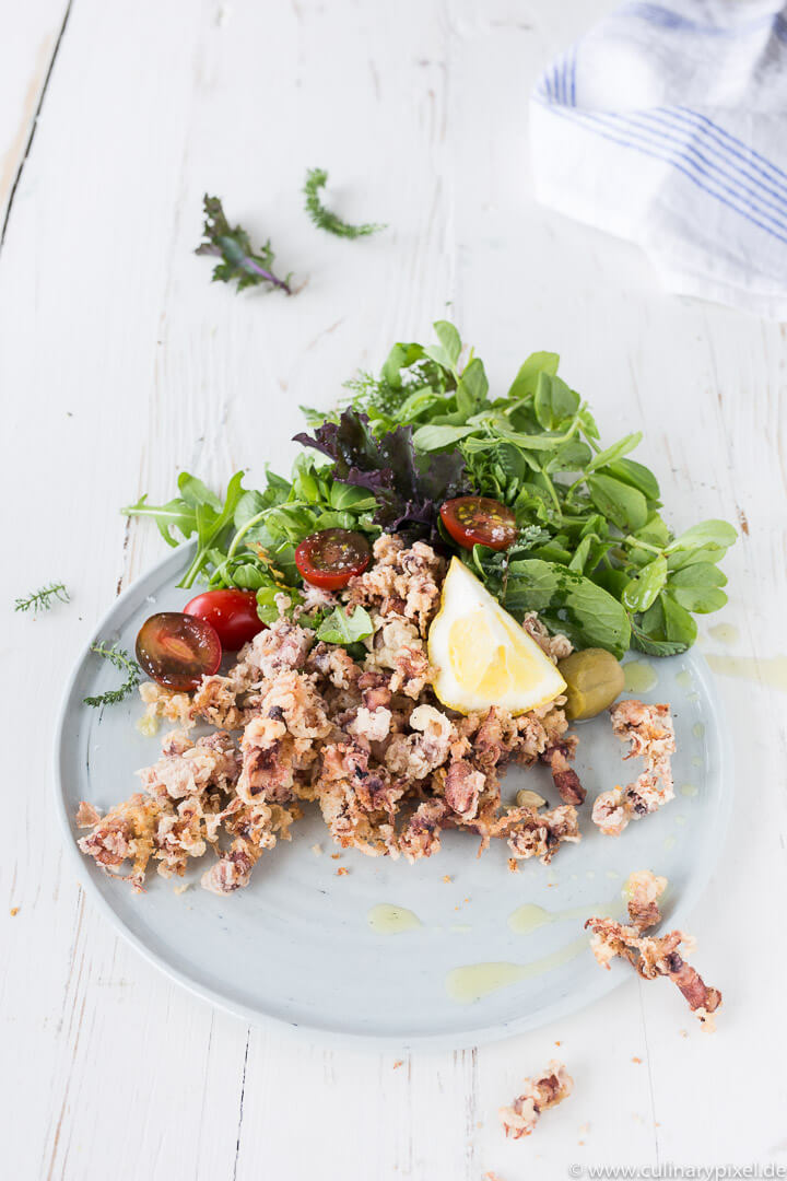 Rezept für gebackene Chipirones mit Salat