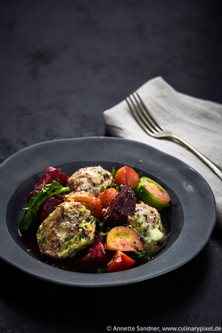 Spinatknödel mit Rote Bete und Tomaten