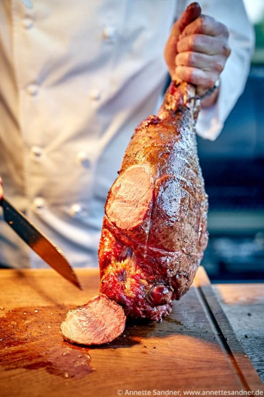 BBQ mit Bobby Bräuer &amp; Irish Beef | Rezept für geschmorte Lammschulter