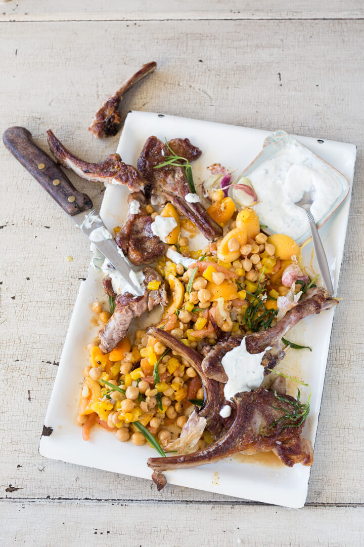 Lammchops &amp; Kichererbsensalat mit Aprikosen &amp; Paprika