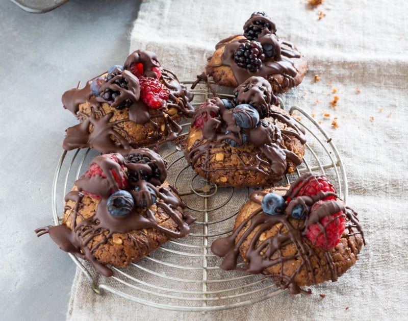 Schoko-Erdnuss-Kekse mit Beeren