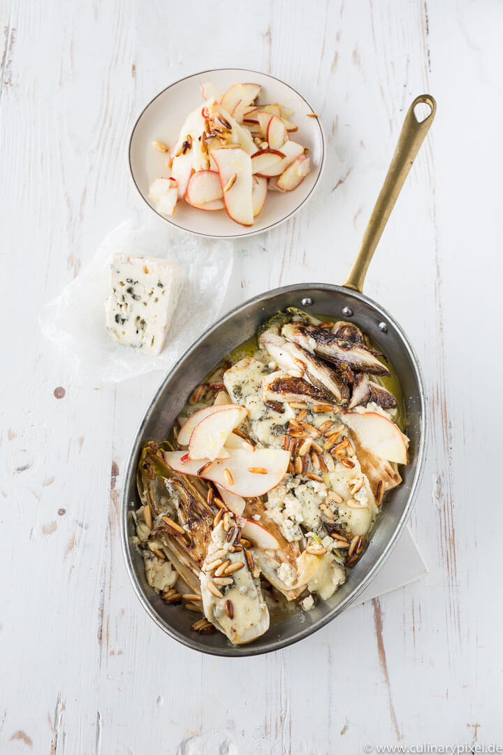 Chicoree mit Roquefort, Birne und Pinienkernen