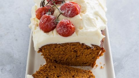 Tomatenkuchen mit Kaffee und Tonkabohne