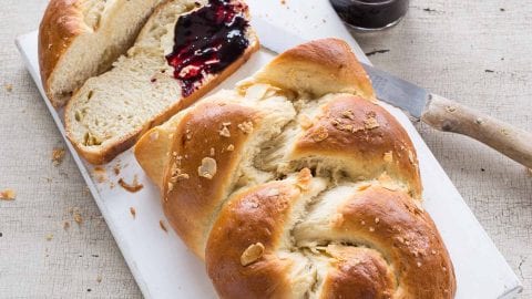 Hefezopf mit Mandelkrokant