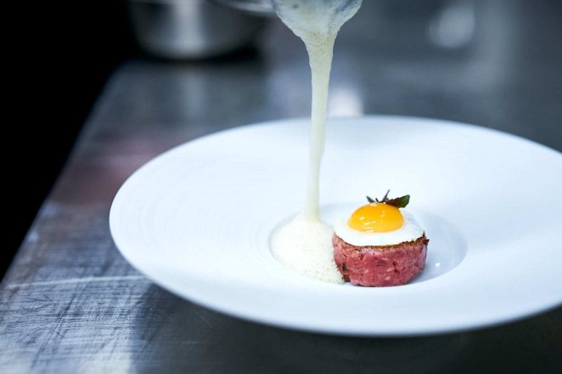 Trüffel & Champagner Dinner 2019, Kilian Stuba, Ifen Hotel - Tatar vom australischen Wagyu Rind grillé, Wachtelei, emulgierte Parmesanveloutè, Albatrüffel