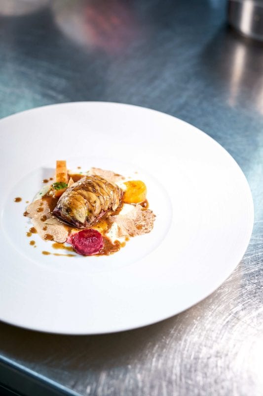 Trüffel & Champagner Dinner 2019, Kilian Stuba, Ifen Hotel - Étoufée Taubenbrust unter der Champignonhaube, cremige Bramata, geschmorte Bete, Périgordtrüffel Jus