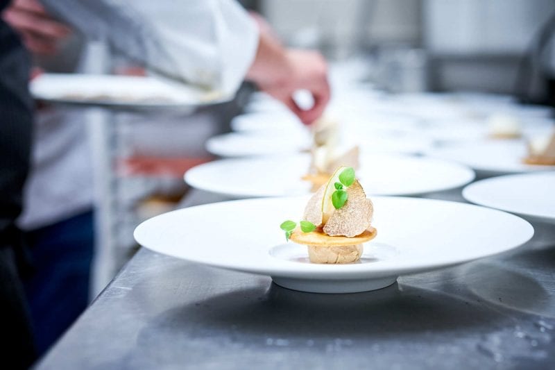 Trüffel & Champagner Dinner 2019, Kilian Stuba, Ifen Hotel - Bretonischer Mürbteig, Valrhona Orelys Canache, Boskoop Apfel, Albatrüffel, Vanillerahm - Dessert