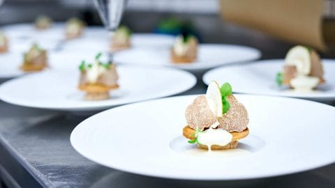 Trüffel & Champagner Dinner 2019, Kilian Stuba, Ifen Hotel - Bretonischer Mürbteig, Valrhona Orelys Canache, Boskoop Apfel, Albatrüffel, Vanillerahm - Dessert