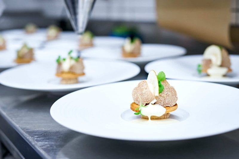 Trüffel & Champagner Dinner 2019, Kilian Stuba, Ifen Hotel - Bretonischer Mürbteig, Valrhona Orelys Canache, Boskoop Apfel, Albatrüffel, Vanillerahm - Dessert